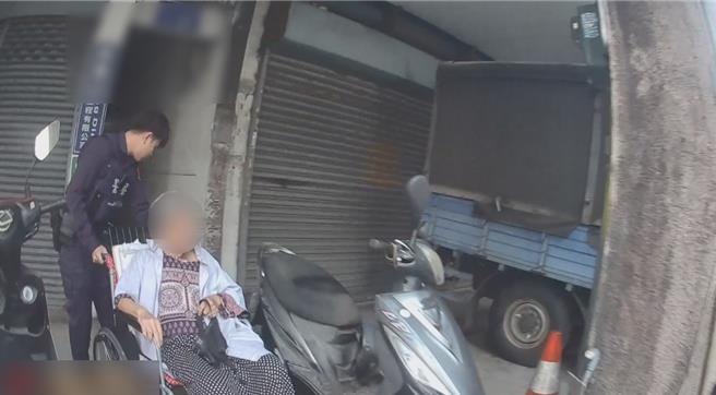 台中82歲林姓獨居老婦日前清晨4時獨自外出「吃早餐」，未料返家時迷途徘迴數鐘頭，甚至一路從西區住家推著輪椅到北區雙十路上，相距逾3公里，暖心員警獲報護送其返家，結束這場迷途記。（民眾提供／潘虹恩台中傳真）