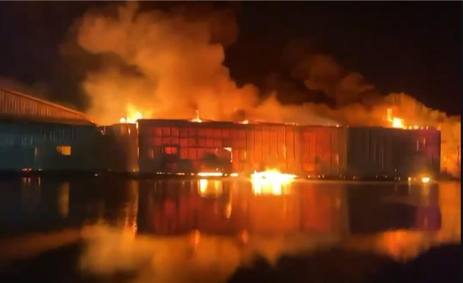 台中市大甲區順帆路1家木業工廠於27日晚間發生一起火警，當時工廠內有堆積木材，因此火勢快速延燒。（台中市消防局提供／張妍溱台中傳真）