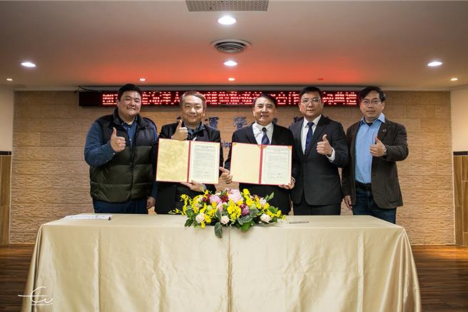 国立台湾海洋大学与雄狮旅行社日前签署合作备忘录，由海大校长许泰文（图右3）及雄狮旅游副总经理李广才（图左2）代表签署。（国立台湾海洋大学提供／张志康基隆传真）