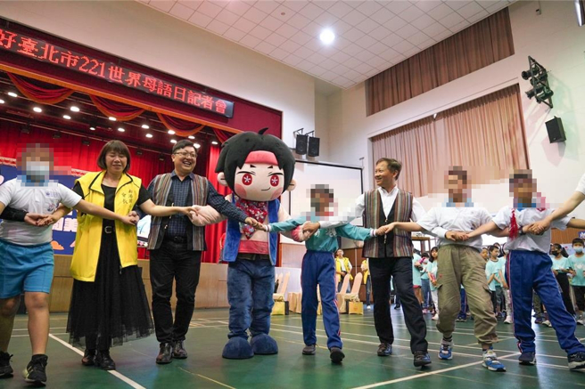 原住民族语教师近年面临年龄偏高困境，为储备原住民族语师资，台北市教育局自去年起办理「原住民族语教育教学助理试办计画」，只要大学及以上具原住民族身分及通过原住民族语言能力认证中级者皆可报名参加，通过甄选即可担任族语教学助理。图为台北市教育局举办2024世界母语日活动。（摘自台北市教育局官网／蔡佩珈台北传真）