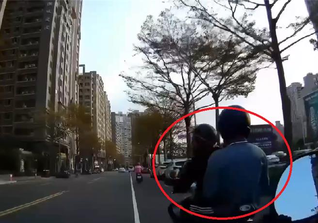 男子送友人返家，未料後座友人竟未依規定戴好安全帽，遭警方攔下。（翻攝照片／洪靖宜高雄傳真）