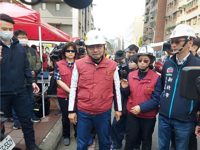 新北市侯友宜（左二）視察三重工地現場。（張鎧乙）