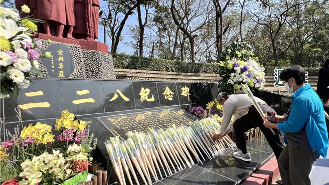 台南市政府今天在新营区228和平纪念公园举行228追思纪念活动，许多受难者家属也到场。（张毓翎摄）