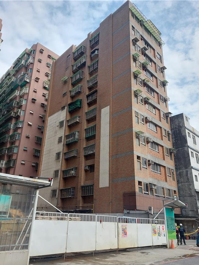 新北市三重區福隆路一棟地上13層、地下3層新建案工地「玖長匯比壽」，27日下午開挖地基時，導致緊鄰一棟11層大樓跟5層樓公寓傾斜。（張鎧乙攝）