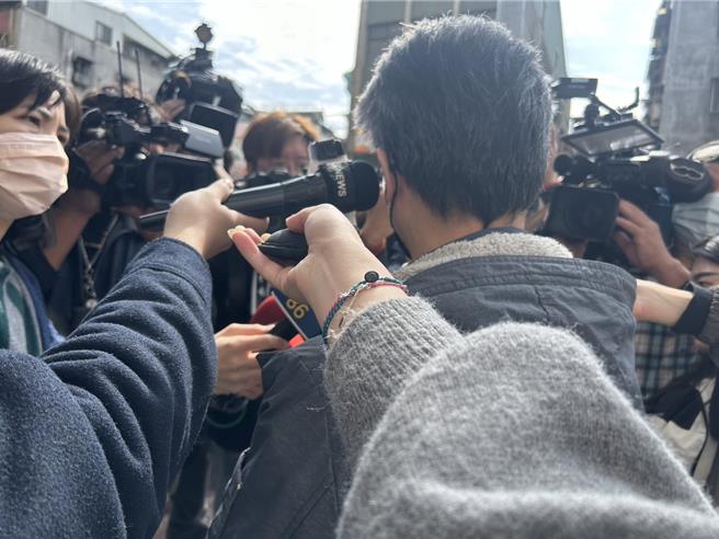 2024年2月28日新北市／倾斜住户陈先生表示，当时发生的时候有听到「轰」一声很大声，大概是晚上五点多的时候，他正要出门买晚餐。（刘玮晴摄）