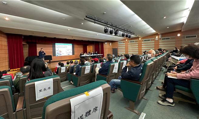 台北市交通局28日上午，于北投区关渡国小举行「淡北道路台北端」说明会。（丁上程摄）