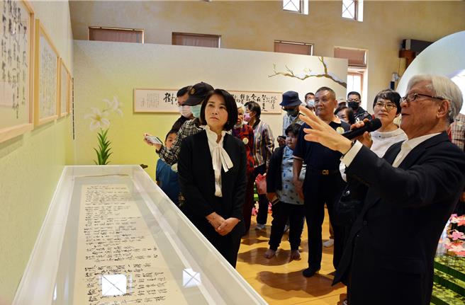 透過詩人李敏勇(右)36件詩帖作品，訴說這座島嶼上的故事。(林和生攝)