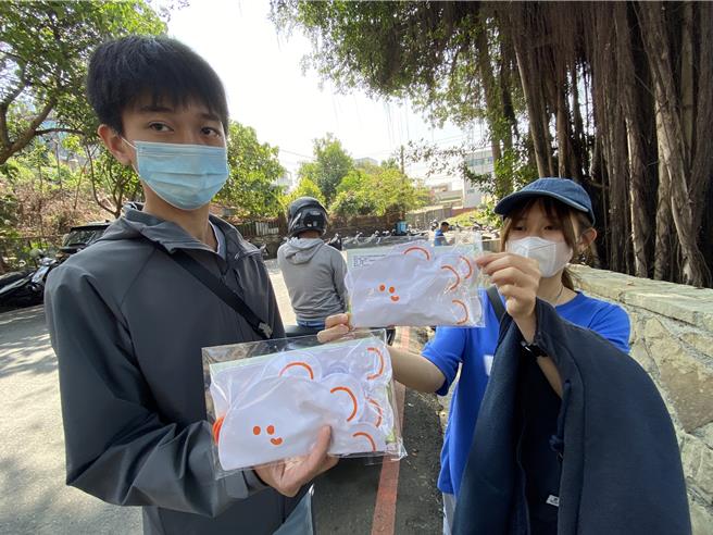 彰化市民眾清晨5点到八卦山大佛绿地森呼吸园区排队到上午10点多，终于如愿拿到亲子版橘色多多龙小提灯。（孙英哲摄）