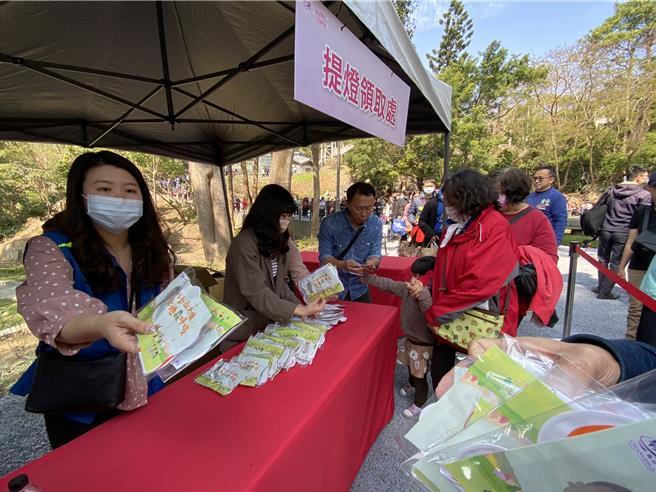 彰化县政府今天举办八卦山大佛绿地森呼吸营造计画竣工启用典礼，同场发送首度亮相的亲子版橘色多多龙小提灯。（孙英哲摄）