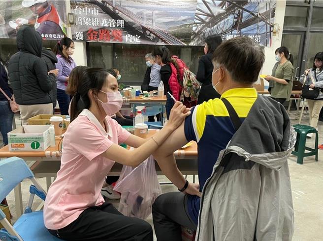 台中市27日新增1例M痘个案，30多岁男性 2月中旬陆续出现红疹、水泡等症就医确诊，经调查该男子仅接种1剂M痘疫苗；中市卫生局28日呼吁民眾若符合接种条件尽速接种疫苗。图为疫苗接种示意图，非当事病患。（本报资料照片）