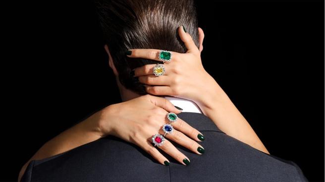 DAMIANI Absolute Special Classic Rainbow彩寶鑲鑽戒指，是求婚戒首選。（DAMIANI提供）