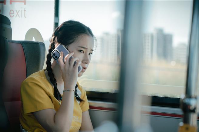 卢以恩饰演参加科学展览的高中少女。（络思本娱乐提供）