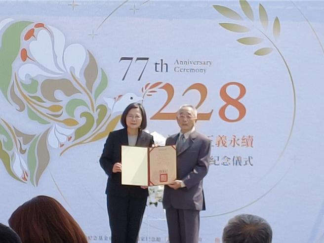 蔡英文总统颁发回復名誉证书给受难者家属代表江荣森。（廖素慧摄）