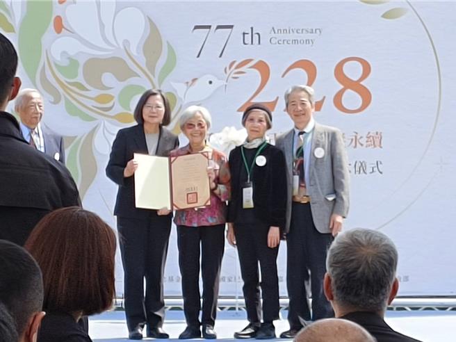 蔡英文总统颁发回復名誉证书给受难者家属代表。（廖素慧摄）