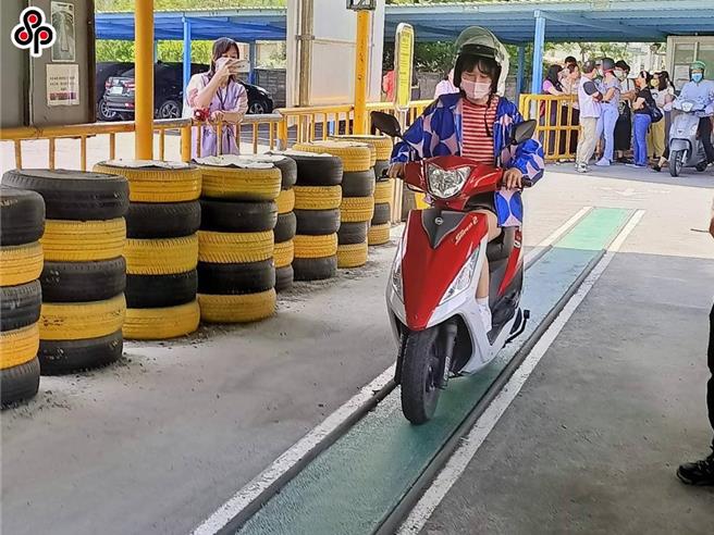 交通部公路局表示，以前预约机车考照前要先观看危险感知影片，看完才可报名，6月起则要把影片内容做成考题，随机抽5题放入笔试，列入计分。（本报资料照）