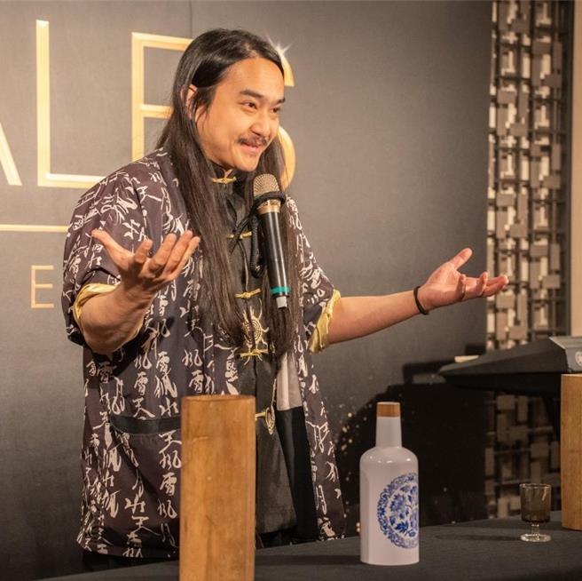 网红魔术师「幻术师大仙」以幽默表演风格及精湛手法演出获观眾喜爱，常上电视节目及活动邀约。（摘自脸书「幻术师大仙-Daxien the illusionist」）