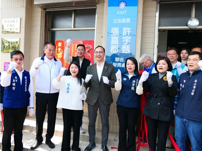 國民黨主席朱立倫（前左四）28日南下雲林縣黨部團拜、參加立委許宇甄與張嘉郡聯合服務處揭牌、輔選虎尾鎮長與麥寮鄉長補選，訴求中央與地方大團結。對於大陸配偶取得身分證年限議題，強調要與其他國家外配一樣，由6年縮短為4年。（張朝欣攝）