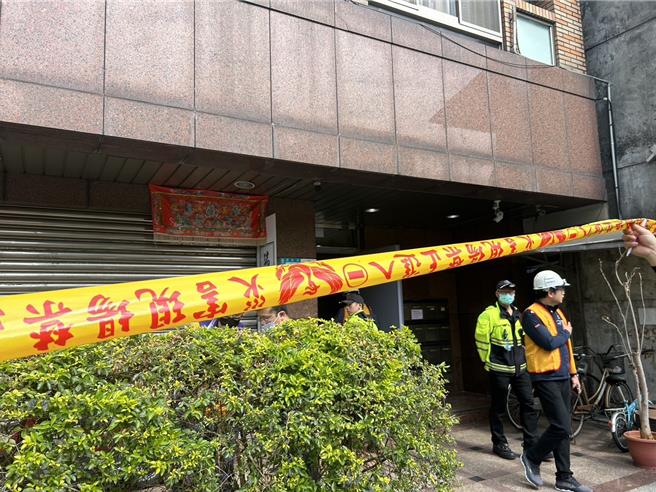 2024年2月28日新北市／新北市三重区福隆路新建案「玖长匯比寿」，27日下午开挖地基时，旁边11楼建筑结构发生问题，导致紧邻一栋11层大楼跟5层楼公寓倾斜。（刘玮晴摄）