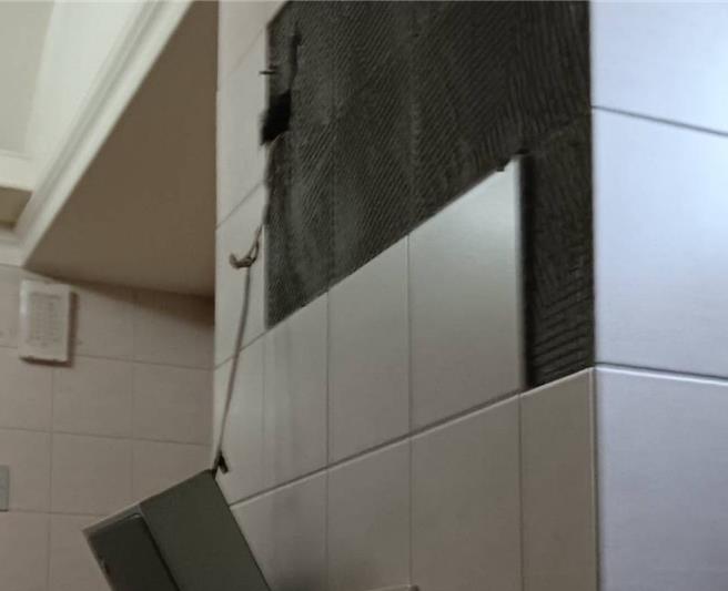 2024年2月28日新北市／住户胡先生表示，去年5月大直案还没发生前，就有磁砖剥落问题，向新北市工务局反应，希望市府能派员了解，但是都苦无结果。（民眾提供／刘玮晴新北传真）