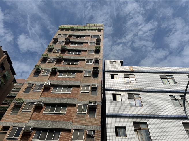 新北市三重區福隆路新建案「玖長匯比壽」，27日下午開挖地基時，導致緊鄰一棟11層大樓跟5層樓公寓傾斜。（劉瑋晴攝）