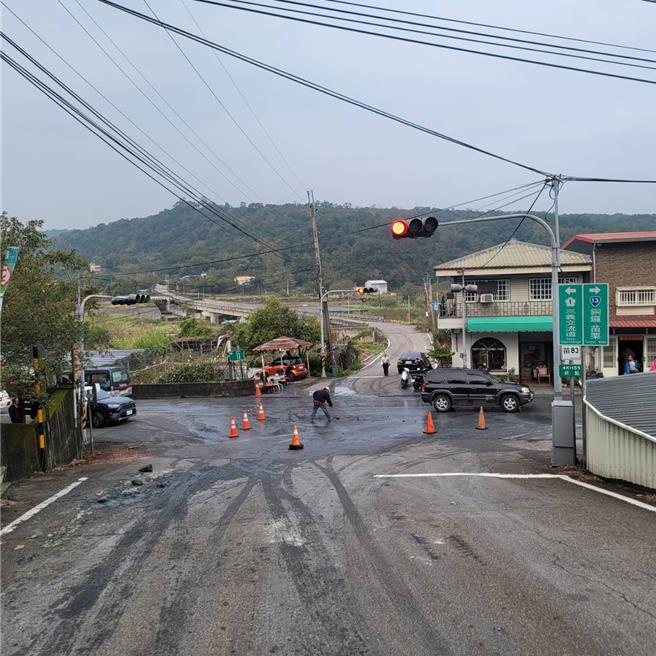 淤泥掉落路面害骑士惨摔。（民眾提供／李京升苗栗传真）
