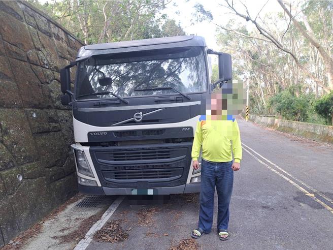 警方通知驾驶到场接受稽查。（民眾提供／李京升苗栗传真）