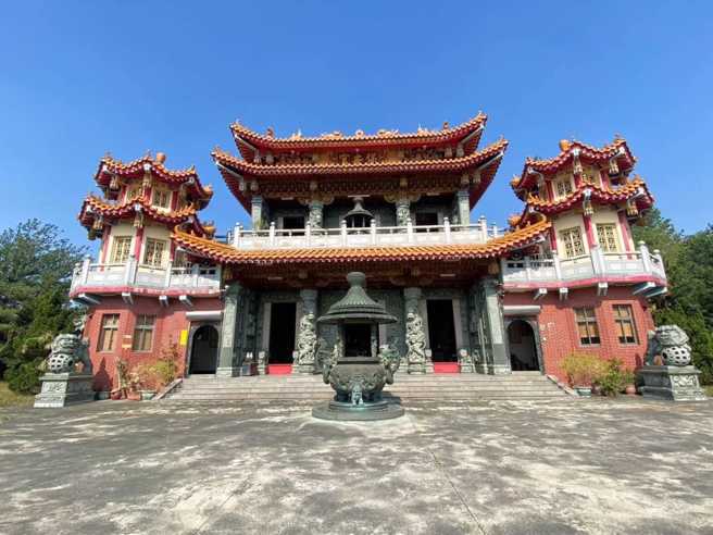 位于嘉义县中埔乡富收村台18线的保安宫，开价1.8亿元求售。（图／张姓房仲提供）