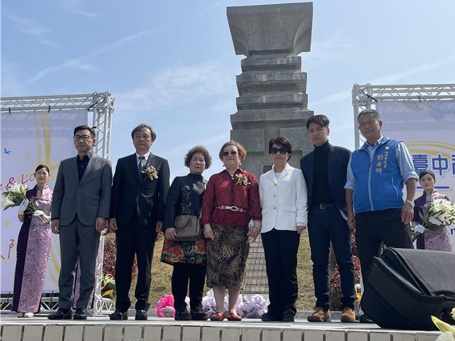 台中市长卢秀燕（右三）连续7年出席228纪念追思会，提醒大家谨记歷史教训，并用爱和宽容化解仇恨、抚平歷史伤痛。（王煌忠摄）