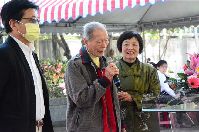 二二八受難者、99歲高齡廖丙盛（中），由兒子廖建智（左）、二二八關懷寰協會理事長施議汝攙扶上台致詞。（王志偉攝）