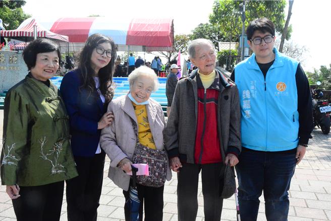 二二八受難者、99歲高齡廖丙盛（右二）、太太以及市長魏嘉彥（右）以及立委林益君（左二）、二二八協會理事長施議汝（左）合影。（王志偉攝）