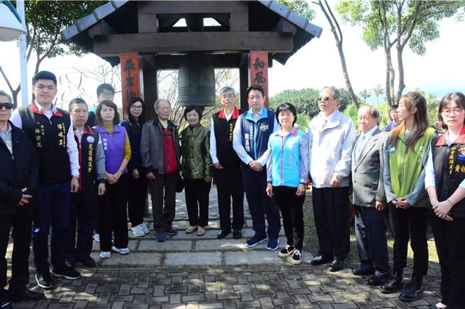 花蓮縣二二八關懷協會今天在花蓮縣和平公園追思致意，眾人敲響和平鐘。（王志偉攝）