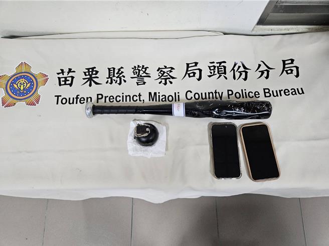 警方查获铝棒、手机及仿手榴弹爆裂物等证物。（警方提供／李京升苗栗传真）