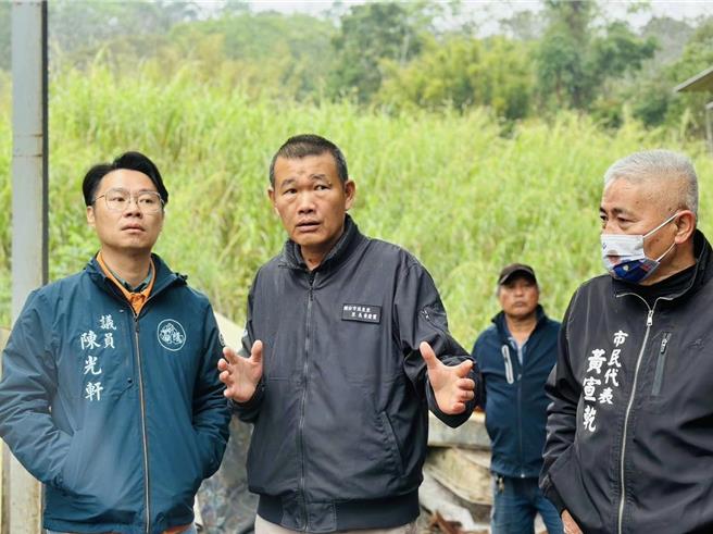 县议员陈光轩等人接获陈情与县府人员到场稽查。（陈光轩提供／李京升苗栗传真）
