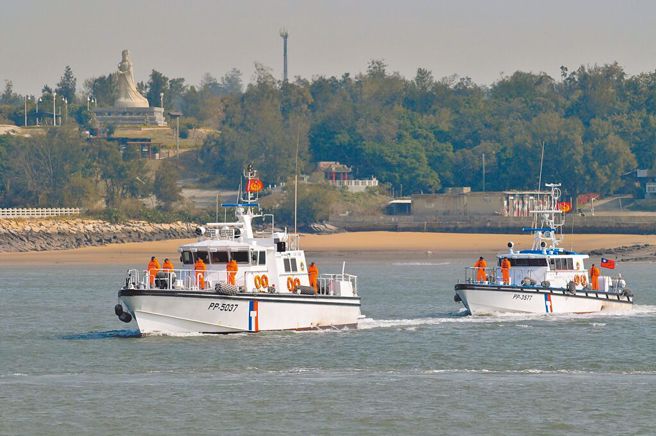 對於大陸漁船在金門海域放帶有AIS信號標的浮網，引發民眾誤認為是陸船包圍，退役少將栗正傑認為，這是大陸衝著我海巡來的，要看海巡敢不敢沒收。示意圖，圖為金門海巡隊出海取締越界陸船。（中時資料照）