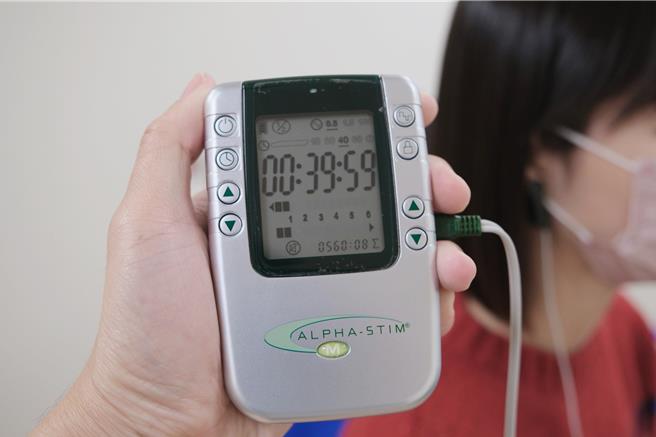 CES治疗方式简单，每日使用20至60分钟，连续进行2至12周。（亚东医院提供）