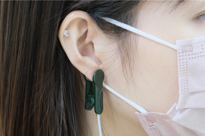 CES治疗过程是利用耳夹于两侧耳垂将微电流传递至脑部，使微弱电流达到重整大脑迴路的作用。（亚东医院提供）