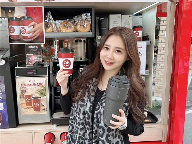 OKmart全台門市因應假期出遊人潮，推高鐵購票／取票享現煮咖啡買一送一。（OKmart提供／朱世凱台北傳真）