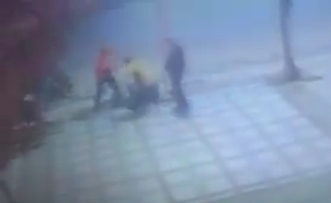 警方表示，55岁周姓、仲姓男子凌晨12时许，因56岁黄女、48岁黄男酒后喧譁，害他们无法入睡，两人起身制止，双方发生口角，接着就上演全武行，在街头互殴。(撷取自影片)