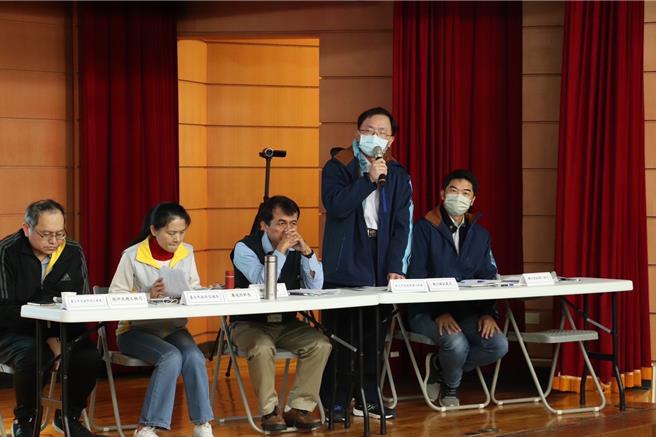 台北市政府今舉辦淡北道路地方說明會，新北市新工處由鄭立輝副處長（右二）率員說明交維計畫，並尋求士林北投地區民眾的支持、傾聽在地聲音，雙北市尊重與會的民意意見，將作為後續適時調整相關配套措施的參考。（新北市工務局提供）