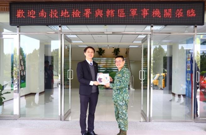 義務役軍事訓練期間延長為1年，為偵辦軍法案件須加強溝通，27日上午在南投縣集集鎮之「陸軍兵工整備發展中心」，舉行「南投地區檢察與軍事機關業務聯繫會議」。（南投地檢署提供／張妍溱南投傳真）