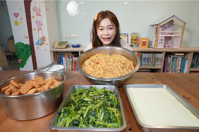 小慧日前到公益团体享用30人份的餐点。（纬来提供）