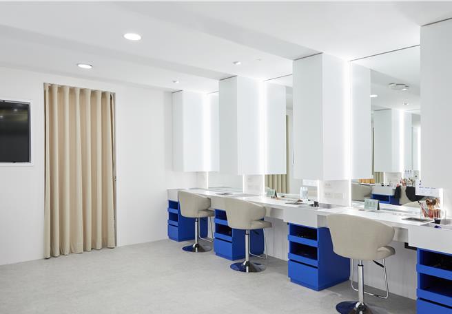 HOLO＋FACE提供精致妆髮帮忙拍最美证件照，并联手「太鲁阁旅行社」推代收办证服务。（HOLO＋FACE提供／朱世凯台北传真）