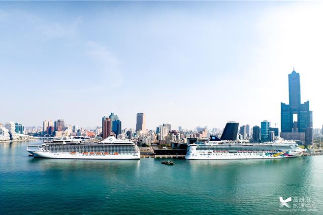 挪威宝石号（右）和里维拉号（左），2艘邮轮同时停靠高雄港旅运中心。（高雄港务分公司提供／洪靖宜高雄传真）