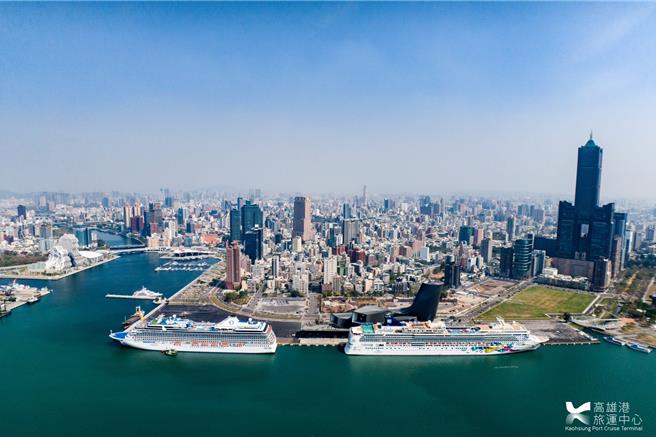 挪威宝石号（右）和里维拉号（左），2艘邮轮同时停靠高雄港旅运中心。（高雄港务分公司提供／洪靖宜高雄传真）