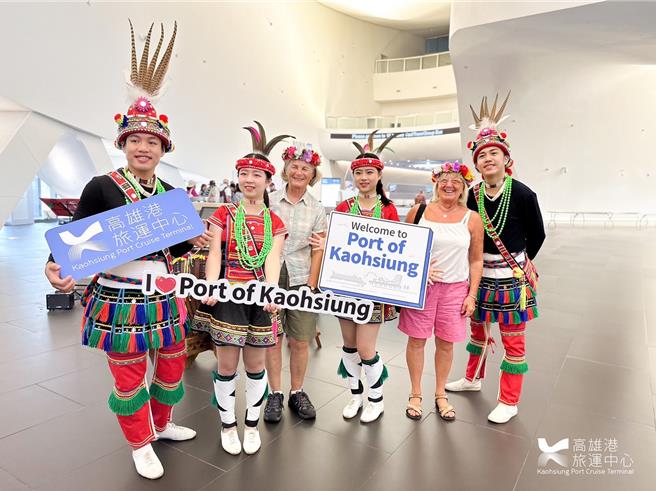 挪威宝石高雄港务公司也特别准备迎宾活动，让国际旅客体验原住民文化魅力。（高雄港务分公司提供／洪靖宜高雄传真）