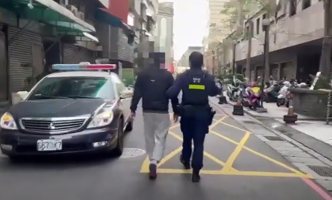 1名張姓女子將公司的3萬元新台幣放在機車的踏板上忘記帶走，遭到經過的陳姓騎士順手牽羊，警方調閱監視器後，28日一早將陳嫌追緝到案，移送新北地檢署偵辦。(擷取自影片)