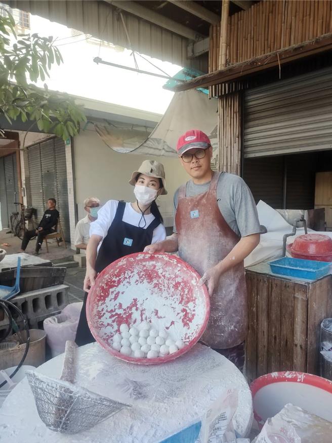 日本女星大久保麻梨子（左）和老公挑战传统滚元宵。（日本女星大久保麻梨子提供）