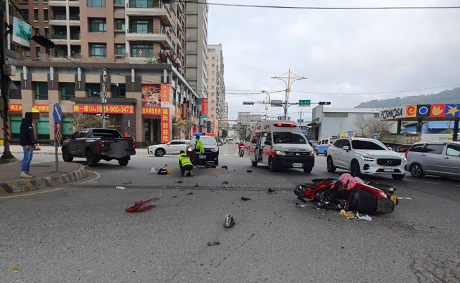 新北市八里區中華路、商港路口今天上午11時許發生一起死亡車禍。（圖 / 劉詠韻翻攝）