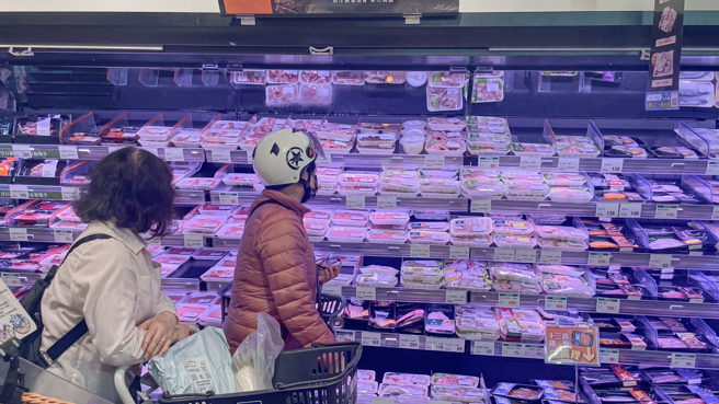 全联一款去骨油鸡腿相当受欢迎，女网友幸运遇到6折，当场把架上5盒全扫光。（示意图／杨雅婷摄）