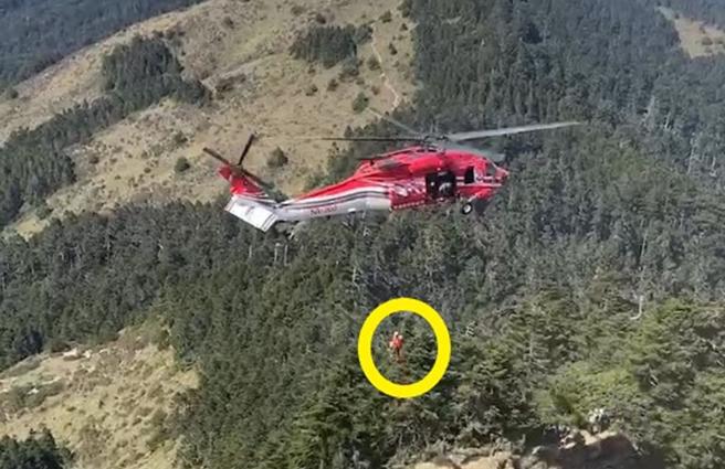 女性登山客不慎跌倒，導致右腳踝腫脹疑似骨折，空勤直升機順利將她吊掛送醫。（南投縣政府消防局提供／張妍溱南投傳真）